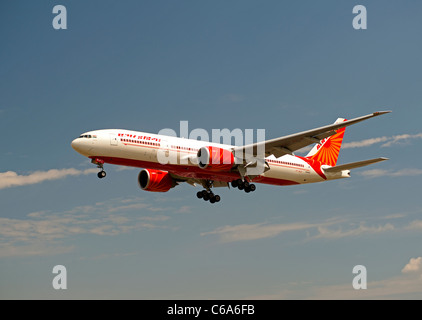 Air India Boeing 777-237LR Ansatz zum Flughafen London Heathrow LHR.  SCO 7566 Stockfoto