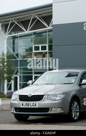 Silberne Auto Skoda Superb außen Büros in England. Stockfoto