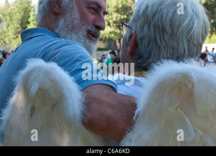 ältere Menschen Paar mit Engelsflügeln in Jerusalem HUg. Israel Stockfoto