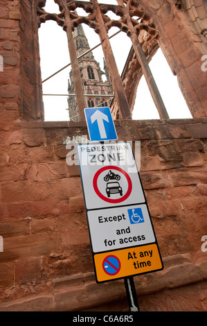 Verkehrszeichen in Coventry zeigt eine Fußgängerzone voraus. Stockfoto