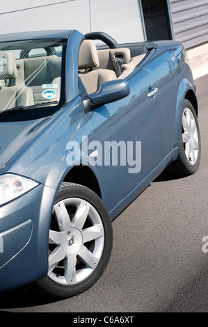 Nahaufnahme von der Seite des 2007 Renault Megane Coupe Cabriolet 150DCI Cabrio. Stockfoto