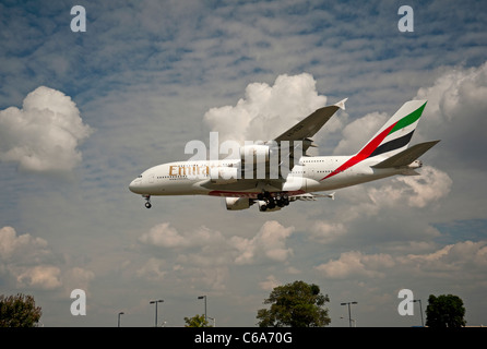 Emirates Airbus A380-861 Superjumbo auf Finale zum Flughafen London Heathrow.  SCO 7593 Stockfoto