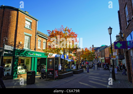 Hauptstraße in einer typischen englischen Kleinstadt Fußgängerzone, mit typischen Geschäften. Alltag in einer kleinen Stadt in Großbritannien. Stockfoto
