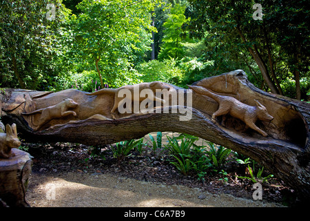 Holzschnitzerei auf einen umgestürzten Baum in Abbotsbury subtropischen Gärten sind eine beliebte Attraktion für die Besucher Stockfoto