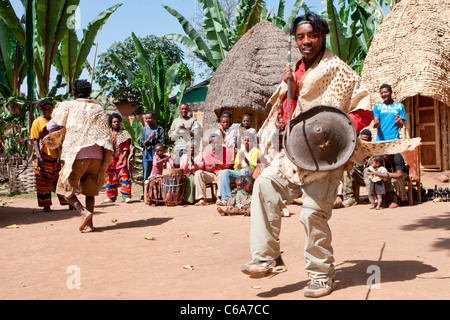 Traditionelle Dorze Stammes-Tanz im Dorf Chencha in der Nähe von Arba Minch am Omo-Tal, Südliches Äthiopien, Afrika. Stockfoto