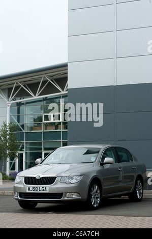 Silberne Auto Skoda Superb außen Büros in England. Stockfoto