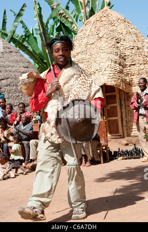 Traditionelle Dorze Stammes-Tanz im Dorf Chencha in der Nähe von Arba Minch am Omo-Tal, Südliches Äthiopien, Afrika. Stockfoto