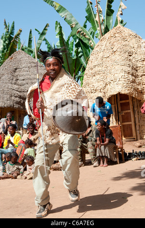 Traditionelle Dorze Stammes-Tanz im Dorf Chencha in der Nähe von Arba Minch am Omo-Tal, Südliches Äthiopien, Afrika. Stockfoto