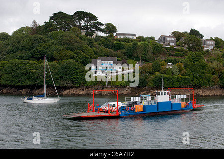 Fahrzeuge auf der Bodinnick in Fowey Auto Fähre in Cornwall, England. Stockfoto