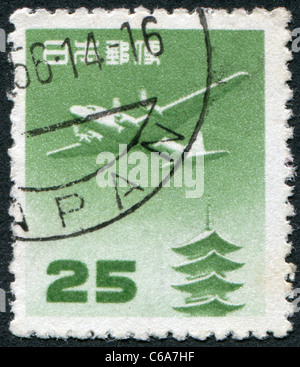 JAPAN - 1952: Eine Briefmarke gedruckt in Japan zeigt fliegen Douglas DC-4 über den Tempel Horyu-Ji Stockfoto