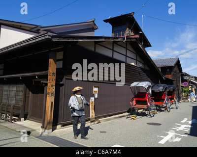 Rikschas "Fahrer" wartet auf Passagiere neben einem alten Holzhaus im Edo-Ära japanische Altstadt Stockfoto