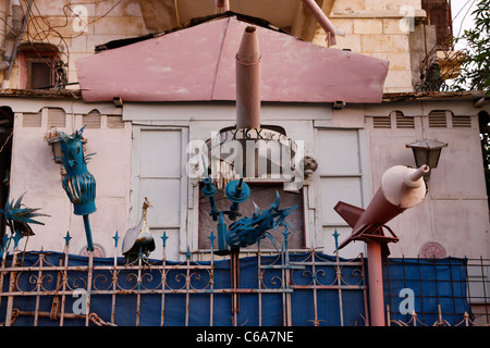 Metallfiguren schmückt ein Haus in Agami ein gemischter Araber Jüdisches Viertel in Jaffo Süd Tel Aviv Israel Stockfoto