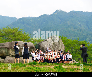 Asiatischen Schulkinder haben ihr Foto vor den Überresten einer alten Grabkammer oder kofun Stockfoto