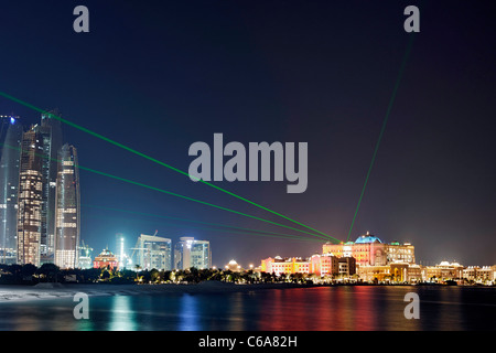 Emirates Palace, beleuchtet mit einer Lasershow, Abu Dhabi Stockfoto