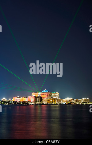 Emirates Palace, beleuchtet mit einer Lasershow, Abu Dhabi Stockfoto