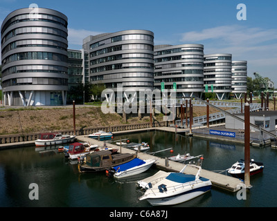 Moderne Bürogebäude, genannt die fünf Boote und Marina an Innenhafen Duisburg in Nordrhein Westfalen-Deutschland Stockfoto