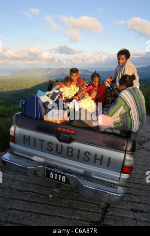 Pazifikinseln drängten sich auf der Rückseite des einen Pick-up-Truck. Stockfoto