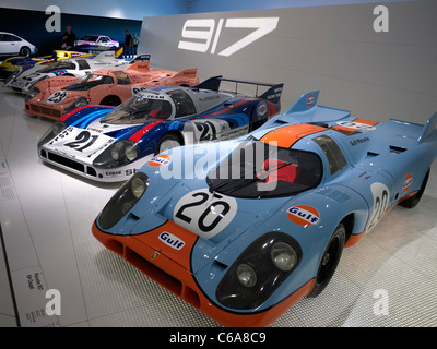 Sammlung von Porsche 917 Rennwagen im Porsche Museum in Stuttgart Deutschland Stockfoto