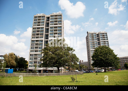 Hochhäuser in Kennington, Südlondon. Dieser Bereich ist überwiegend Sozialwohnungen und high-Rise Wohnblöcke. VEREINIGTES KÖNIGREICH. Stockfoto