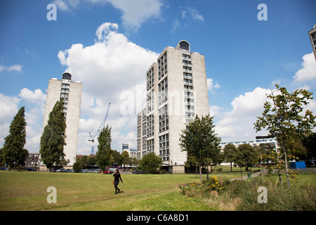 Hochhäuser in Kennington, Südlondon. Dieser Bereich ist überwiegend Sozialwohnungen und high-Rise Wohnblöcke. VEREINIGTES KÖNIGREICH. Stockfoto