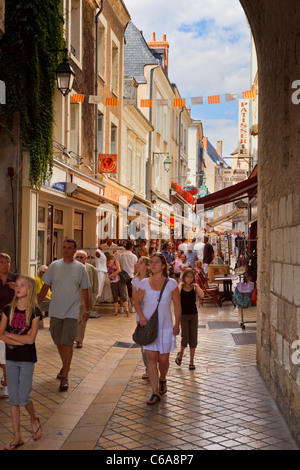 Touristen, die Einkaufsmöglichkeiten im Zentrum von Amboise, Indre et Loire, Frankreich, Europa Stockfoto