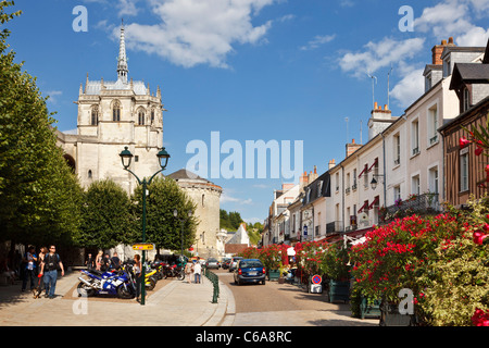 Amboise, Loire-Tal, Straßenszene mit Schloss Amboise, Indre et Loire, Frankreich, Europa im Sommer Stockfoto