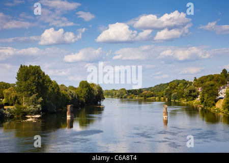 Die Loire in Amboise, Indre et Loire, Frankreich, Europa mit Säulen einer alten zerstörten Brücke Stockfoto