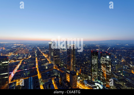 Blick vom Main Tower in Frankfurt Am Main bei Nacht, bunte Lichter Beleuchtung Frankfurt Am Main, Deutschland Stockfoto