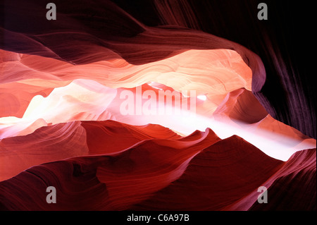 Upper Antelope Canyon - ein Slotcanyon in der Nähe von Page, Arizona, USA.   Lichtstrahlen und interessanten Felsformationen. Stockfoto