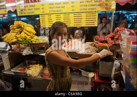 Eine Frau Straßenhändler bietet einen Obst-Shake, Khaosan Road, Bangkok, Thailand Stockfoto
