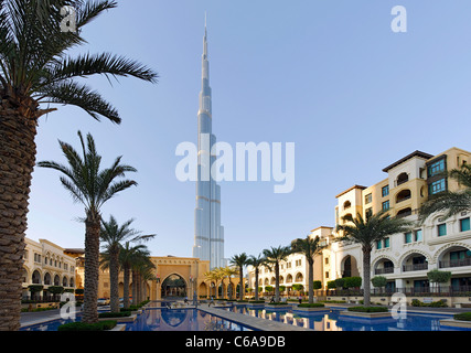 Burj Khalifa, das höchste Gebäude der Welt, 828m hoch, und der Außenbereich der Dubai Mall, Dubai Stockfoto