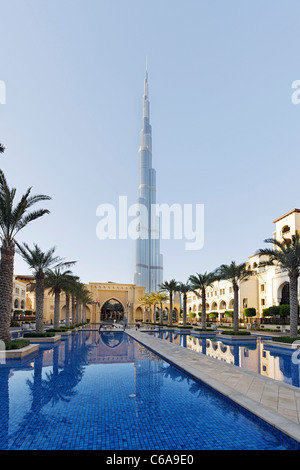 Burj Khalifa, das höchste Gebäude der Welt, 828m hoch, und der Außenbereich der Dubai Mall, Dubai Stockfoto