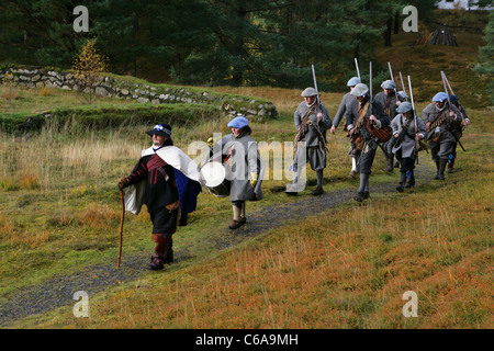 Mitglieder des [Frasers Dragoner], ein 17. Jahrhundert Reenactment Gesellschaft, mit Musketen und marschieren zu einer Trommel Stockfoto