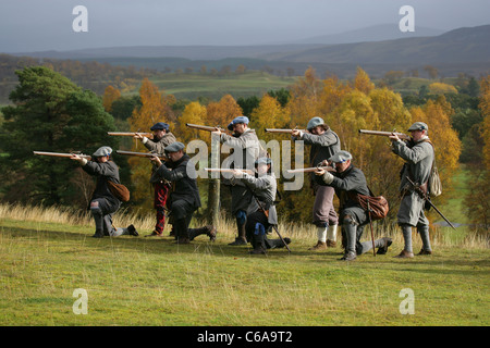 Mitglieder des [Frasers Dragoner], ein 17. Jahrhundert Reenactment Gesellschaft, zu eine Salve von Musketen entsichern Stockfoto