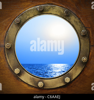 Boot-Bullauge mit Blick auf das Meer hautnah Stockfoto