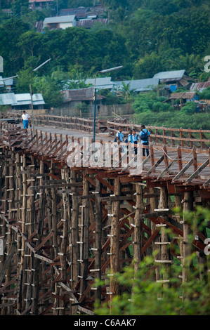 Schülerinnen und Schüler der Sangkhlaburi hölzerne Brücke Kanchanaburi, Thailand Stockfoto