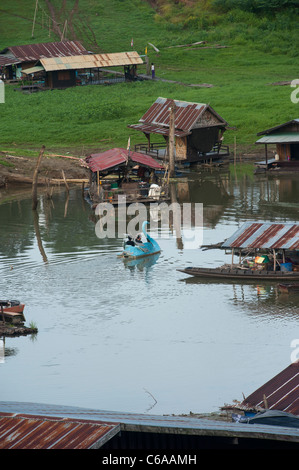 Ein schwimmender Schwan Tretboot auf dem Fluss Songaria, in Sangkhlaburi, Provinz Kanchanaburi Thailand Stockfoto