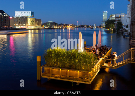 Watergate Club Freiluft Terasse auf der Spree in der Dämmerung, Berlin, Deutschland Stockfoto