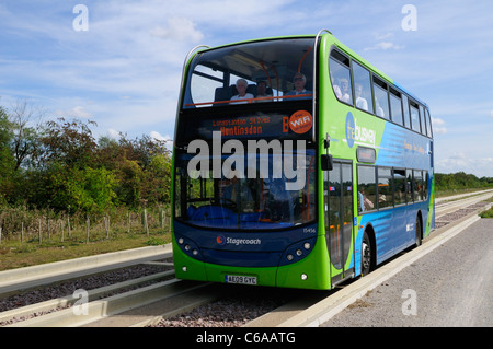 Ein Doppeldecker-Bus auf der Cambridge geführte Busway, Fen Drayton, Cambridgeshire, England, Vereinigtes Königreich Stockfoto