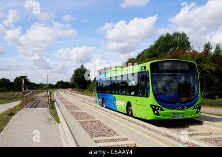 Ein Bus auf der Cambridge geführte Busway Fen Drayton Seen RSPB Natur Reserve, Cambridgeshire, England, UK Stockfoto