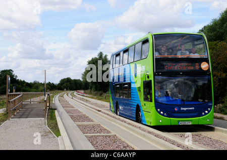 Ein Bus auf der Cambridgeshire geführte Busway Fen Drayton Seen RSPB Natur Reserve, Cambridgeshire, England, UK Stockfoto