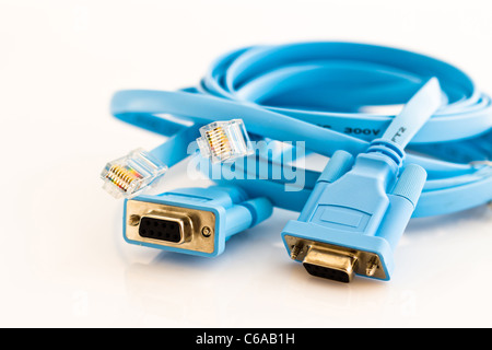 zwei flache Netzwerkkabel zum Router konfigurieren Stockfoto