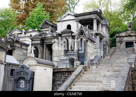 Mausoleen und Gräber auf dem Friedhof auf dem Friedhof Père Lachaise in Paris, Frankreich Stockfoto