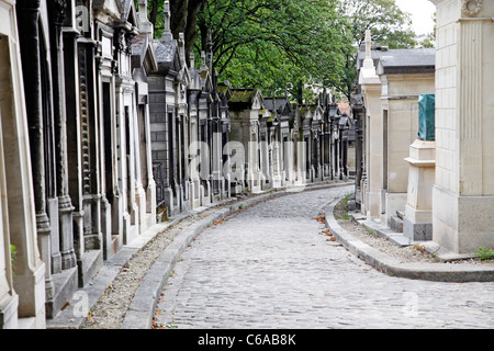 Mausoleen und Gräber auf dem Friedhof auf dem Friedhof Père Lachaise in Paris, Frankreich Stockfoto