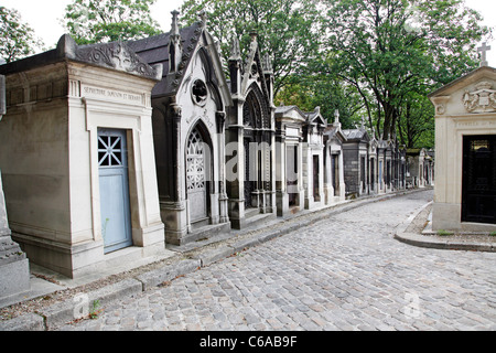 Mausoleen und Gräber auf dem Friedhof auf dem Friedhof Père Lachaise in Paris, Frankreich Stockfoto