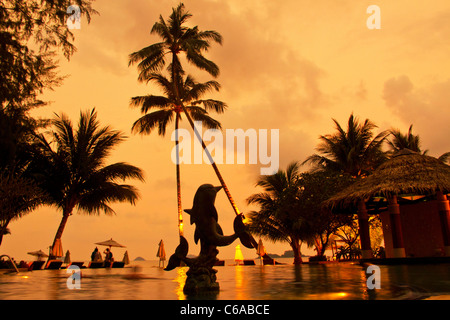 Tropicana Resort & Spa, Pool bei Sonnenuntergang, Ko Chang, Thailand, Stockfoto