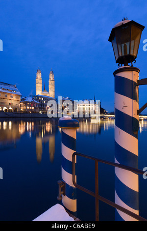 Schweiz, Zürich, Altstadt, Fluss Limmat in der Nacht, Limmatquai Grossmünster, Pier Hotel Storchen Stockfoto