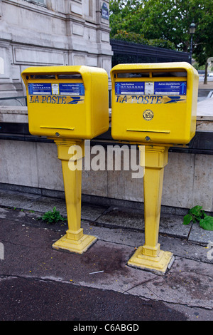 Gelben Briefkästen der französischen Poste in Paris, Frankreich Stockfoto