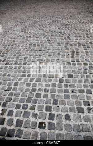 Pflaster auf einer gepflasterten Straße in Paris, Frankreich Stockfoto