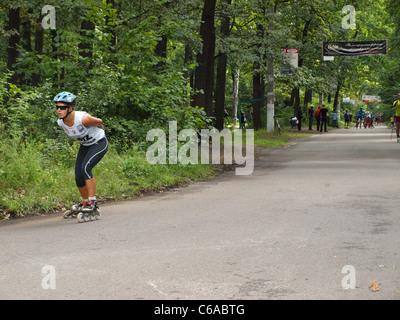 Junge Frau Inlineskating Stockfoto